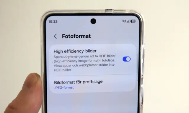 Telefonens skärm visar inställningar för fotoformat. "High efficiency image format" (HEIF) är aktiverat för att spara utrymme.