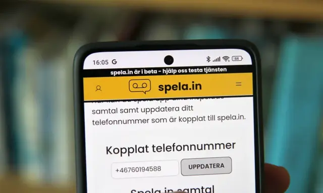 Telefonen visar en webbsida för spela.in, en tjänst för att spela in samtal. Användaren kan uppdatera sitt telefonnummer.