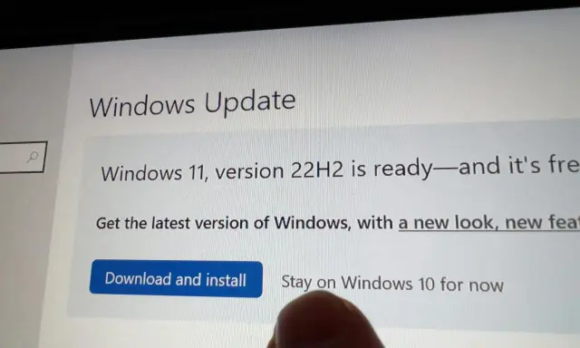 Windows Update visar att Windows 11, version 22H2 är redo. Du kan välja att ladda ner och installera eller stanna på Windows 10 för nu.