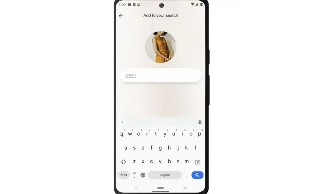 En iPhone med Google Lens visar en bild på en kvinna i en klänning. Sökfältet visar "green".
