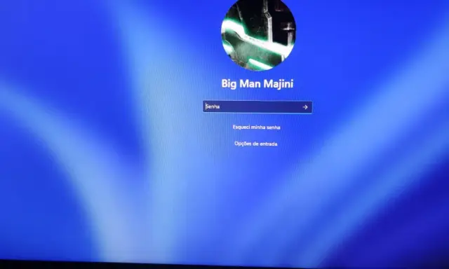 Windows 11 inloggningsskärm med användaren "Big Man Majini". Här kan du ange lösenord eller välja att ta bort inloggning Windows 11.