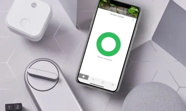 Yale Doorman support i Sverige: en smartphone visar appen för din ytterdörr, bredvid en smart låsenhet och en hub.