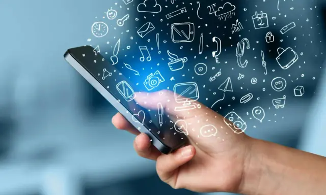 En hand håller en smartphone med en virvel av handritade ikoner som symboliserar smarta appar och digitala möjligheter.