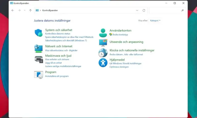 Windows 11 kontrollpanelen visar inställningar för system, nätverk, hårdvara, program, användarkonton, utseende, tid och hjälpmedel.