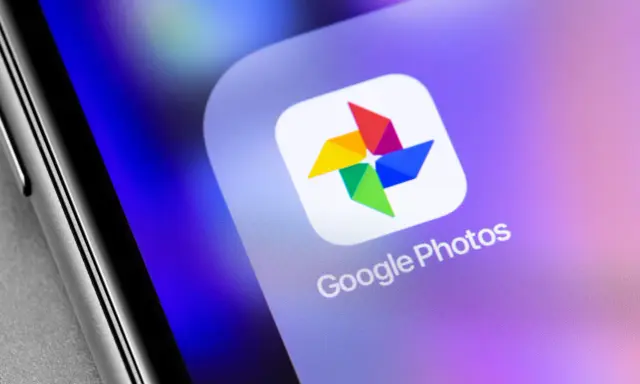 Google Foto-ikonen på en skärm. Kanske en låst mapp i Google Foto som väntar på att öppnas.