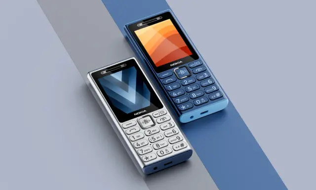 Två Nokia-telefoner, en silverfärgad och en blå, ligger på en grå och blå bakgrund. Den blå telefonen visar en färgstark skärm. Dessa är exempel på minsta mobiltelefonen.