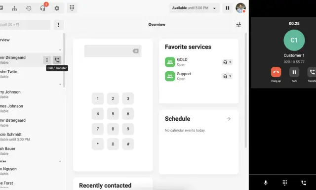 En aktiv telefonsamtal visas på en Android-skärm. Knappen "Transfer" är synlig, vilket indikerar möjligheten att vidarekoppla samtal.