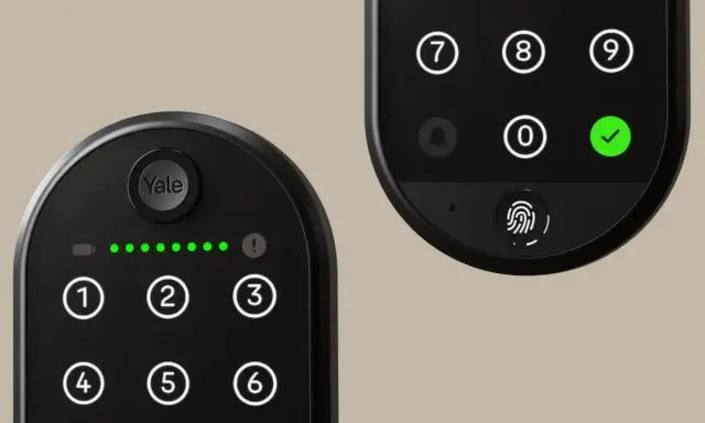 Två digitala dörrlås från Yale, ett med siffror och batteriindikator, det andra med siffror, fingeravtrycksläsare och en grön bock. Yale wifi-lås för smart hem.