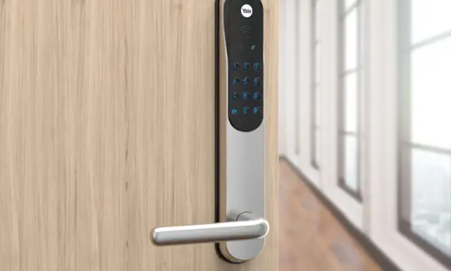 Yale Doorman V2N app-styrd digital dörrlås på en trädörr.