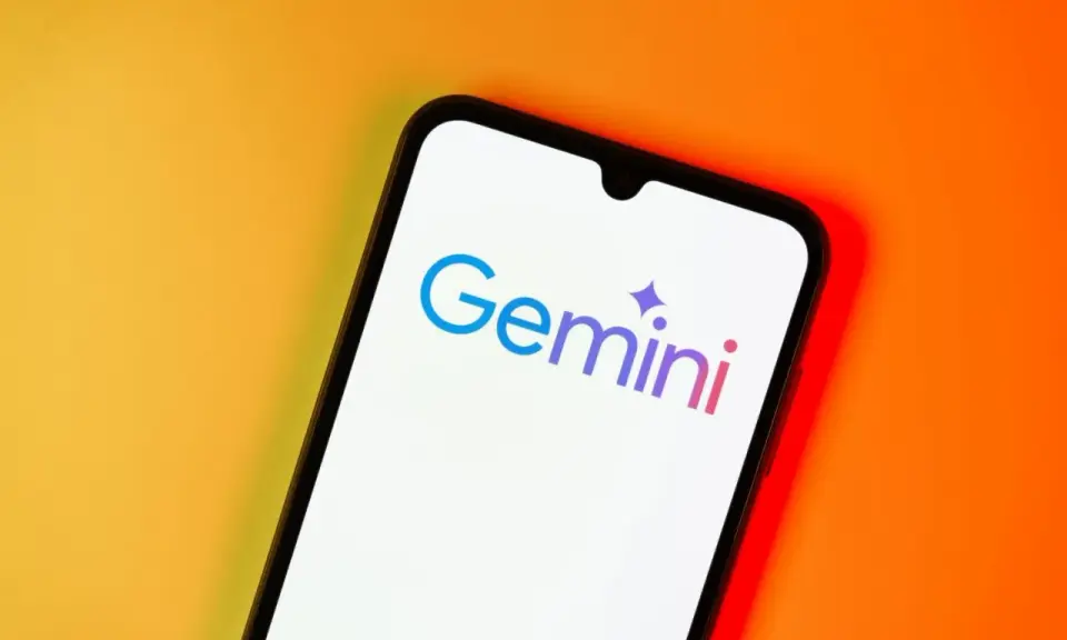En smartphone visar logotypen för Gemini, en AI-tjänst från Google.