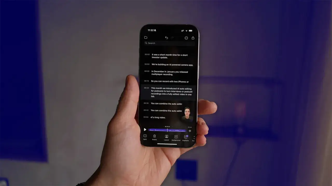 En hand h&aring;ller en iPhone som visar en app f&ouml;r att redigera video med AI-funktioner.