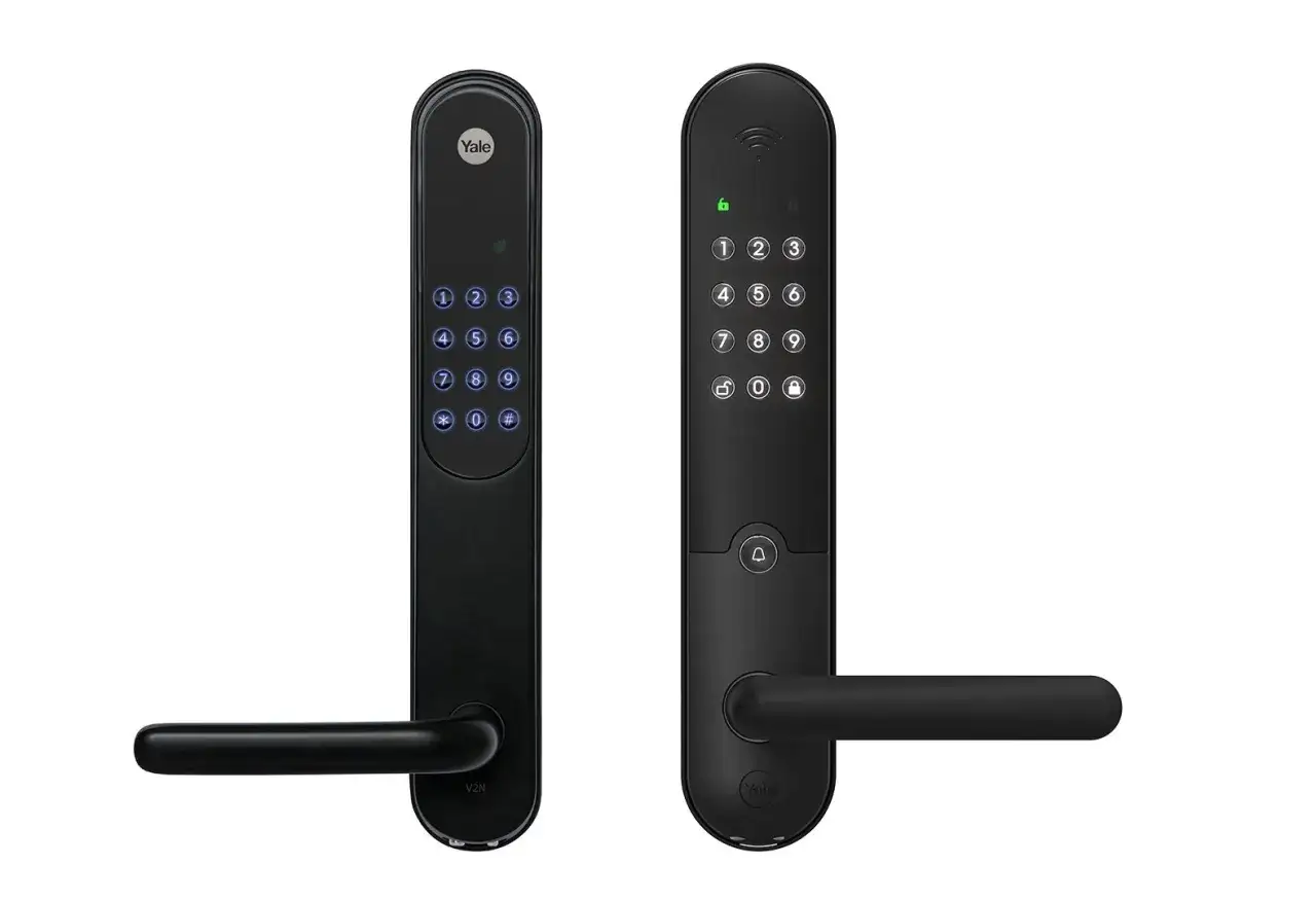 Tv&aring; svarta Yale-d&ouml;rrl&aring;s med kodpanel och handtag. Ett av l&aring;sen har en gr&ouml;n lampa, vilket indikerar att man inte ska ange yale fel kod f&ouml;r m&aring;nga g&aring;nger.