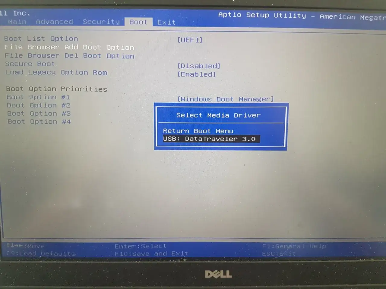 BIOS-inst&auml;llningar visar alternativ f&ouml;r att boota fr&aring;n USB. V&auml;lj 
