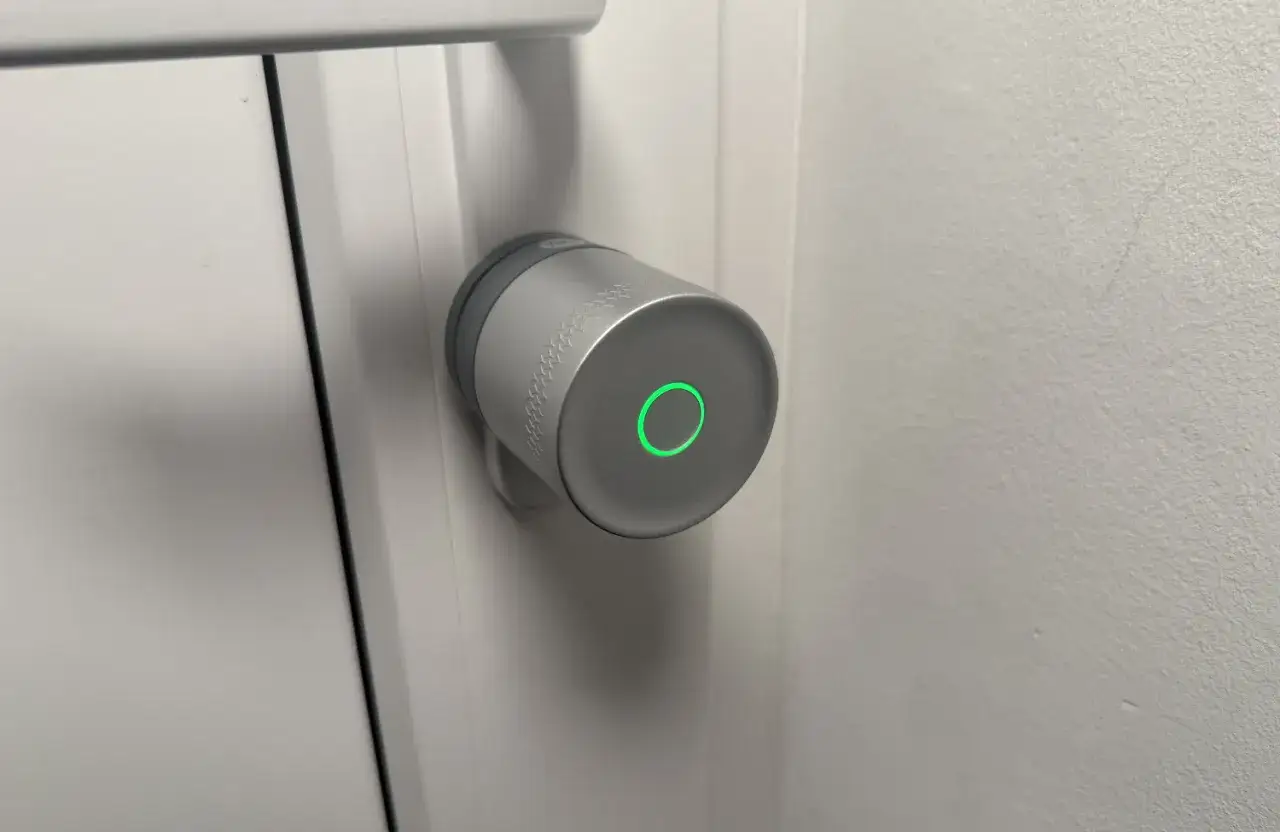 Yale Linus smartlås med grön lysande ring, redo att låsa upp. Ett modernt hem utan problem.