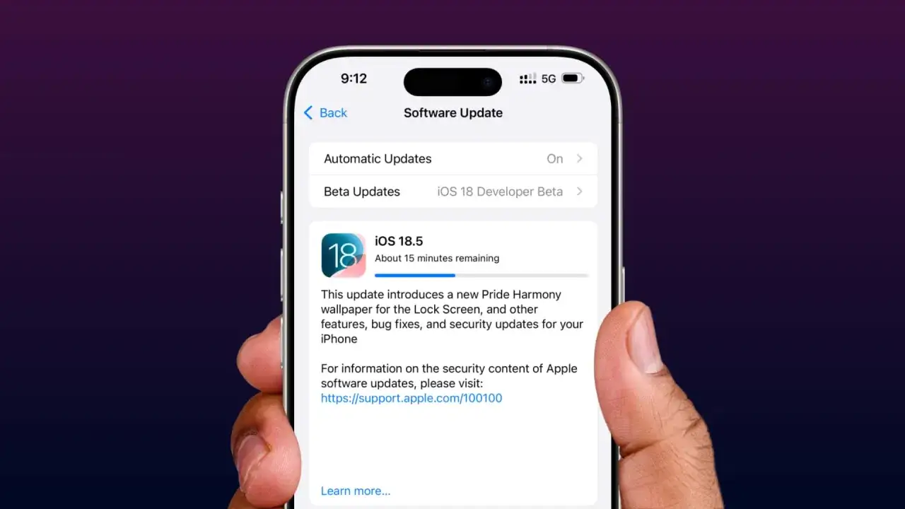 iPhone visar uppdatering till senaste iOS 18.5 med ny Pride Harmony-bakgrund och buggfixar.