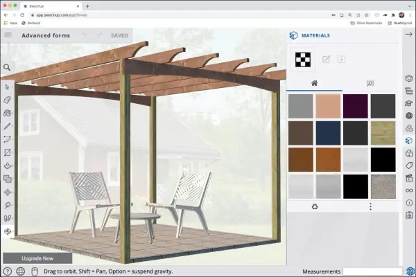 I en gratis ritprogram designas en pergola med stolar och bord. Materialpaletten visar olika träslag och färger.