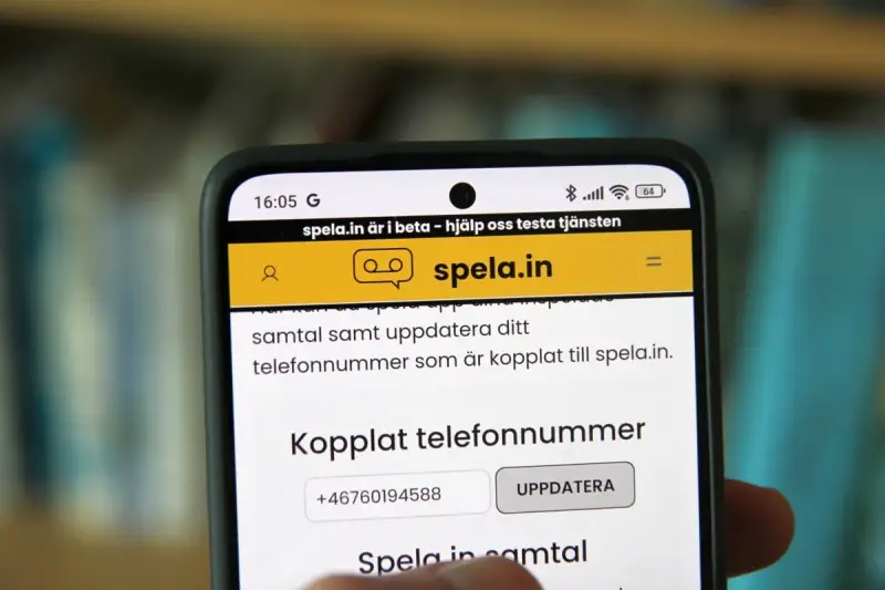 Telefonen visar en webbsida för spela.in, en tjänst för att spela in samtal. Användaren kan uppdatera sitt telefonnummer.