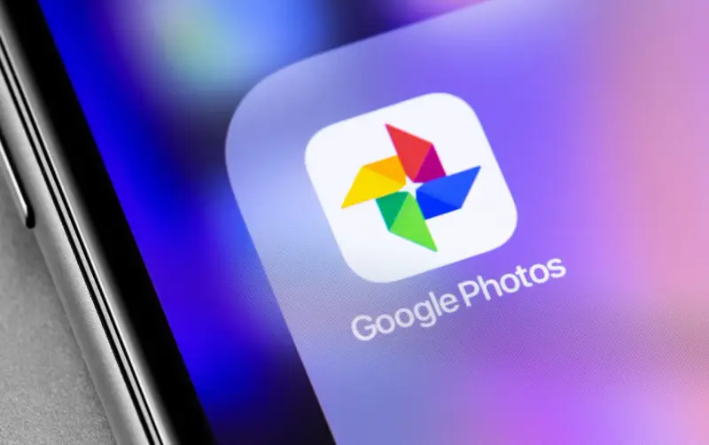 Google Foto-ikonen på en skärm. Kanske en låst mapp i Google Foto som väntar på att öppnas.